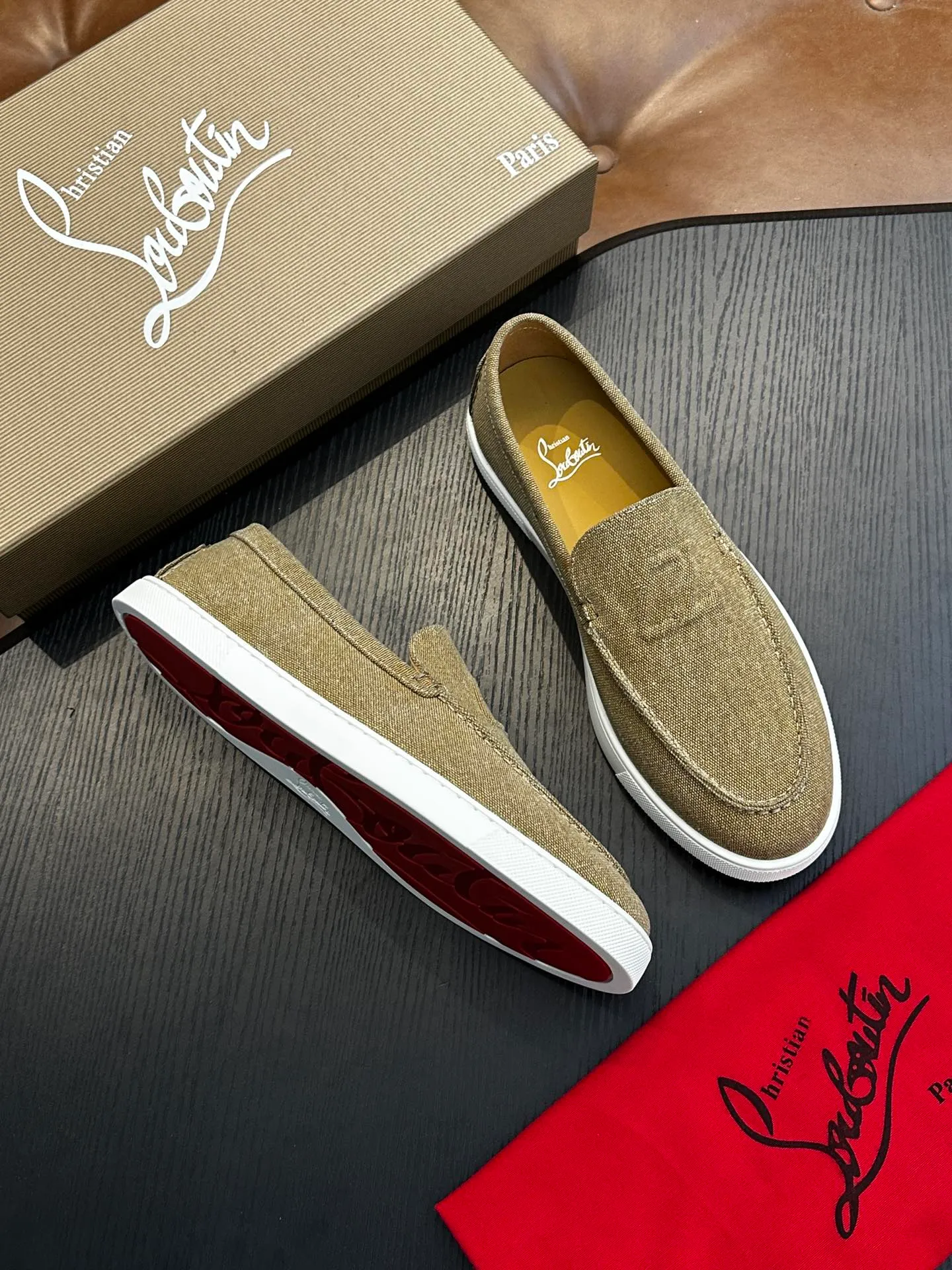 P760💰Christian Louboutin (red-soled shoes) Italian men’s casual sneakers are shipped! Each pair of shoes from this Italian handmade shoe brand has a simple and classic design, which is very comfortable and versatile! The upper fabric of this shoe is made of imported cowhide, with high-end and comfortable cowhide lining! The outsole is made of original rubber bottom sheets and is lined with cowhide! Brand-specific molded footbed, exclusive private mold control! Original box packaging, with shoe storage bag! 39 40 41 42 43 44 (38 45 46 customized)